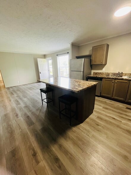 Building Photo - 9356 River Dr