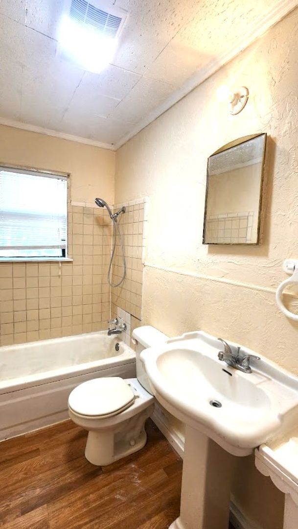 Building Photo - 2 Bed 1 Bath 1 Car  Detached Garage in Chesser Addn Midwest City