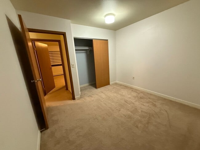 Building Photo - Spacious 4-bedroom / Heat included / 1 car garage