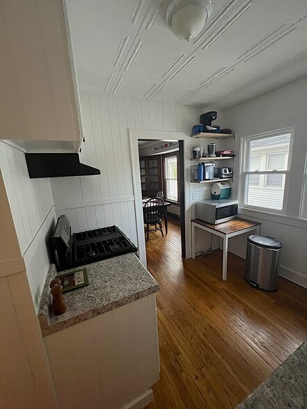 Kitchen - 14923 Delaware Ave