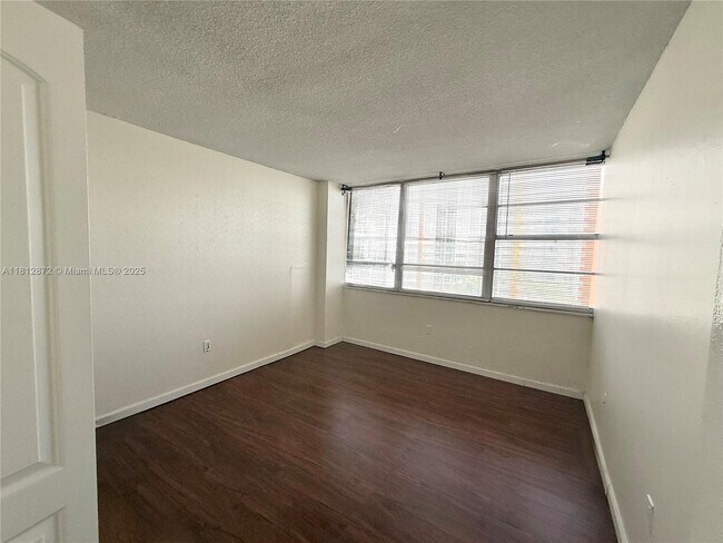 Building Photo - 1351 NE Miami Gardens Dr
