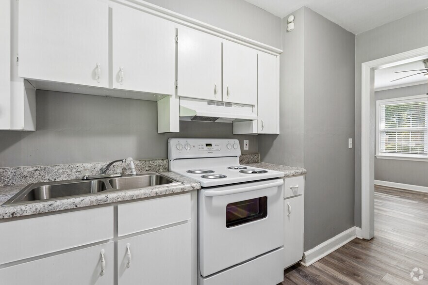 1BR, 1BA - 680SF - Kitchen - Historic Brookwood Apartments
