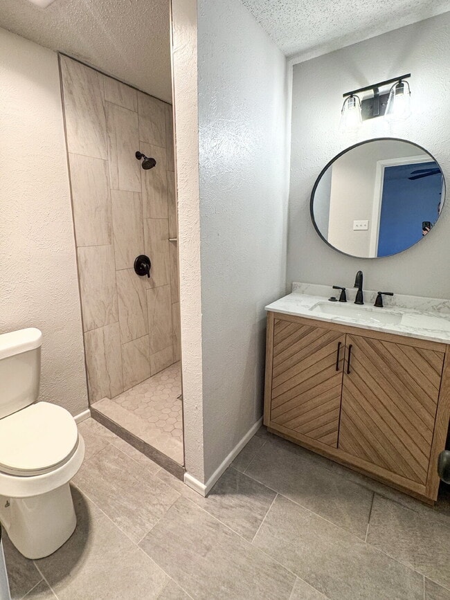 Building Photo - Charming 2/2/1 Freshly Remodeled