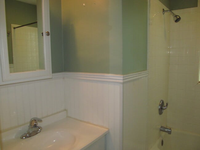 Building Photo - Ardmore with Modern Kitchen!