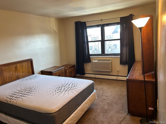 Building Photo - 68 Sneden Pl W