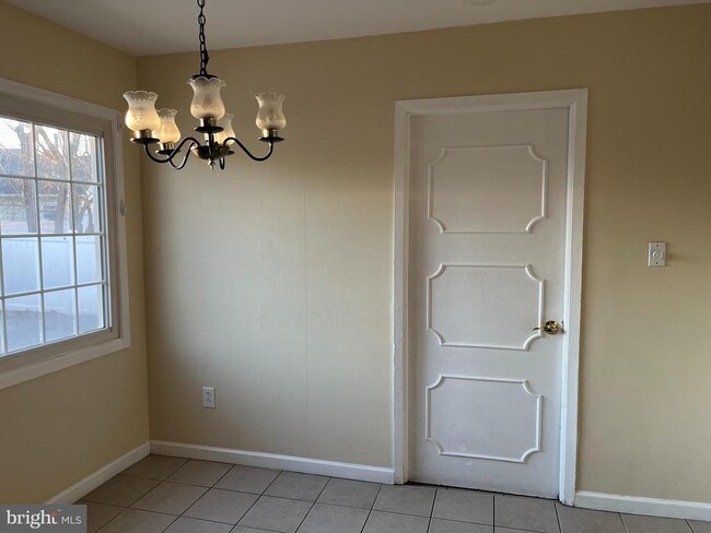 Building Photo - 42 Genesee Ln