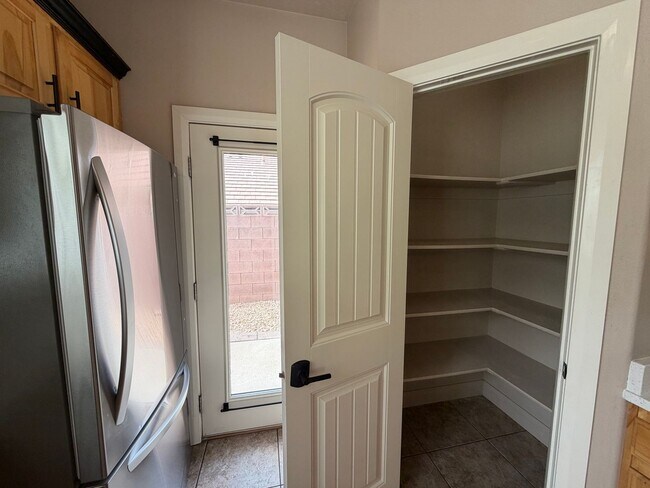 Building Photo - SPACIOUS TOWNHOME FOR RENT!
