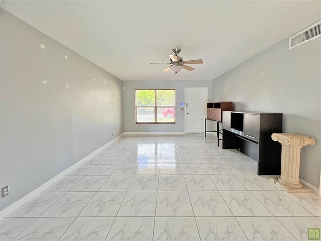 Building Photo - 3318 NW 68th Ct