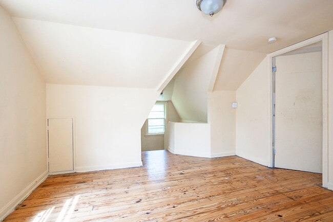 Building Photo - 2 BED 1.5  BATH BEAUTIFUL SINGLE FAMILY HO...