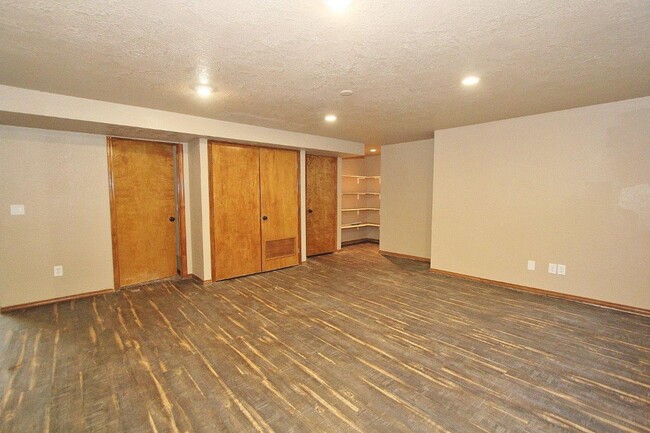Building Photo - Single-Level w/BG Home in a Quiet Neighbor...