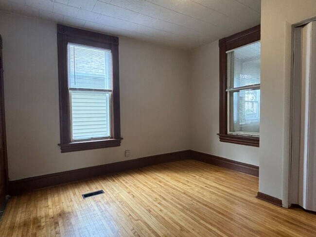 Building Photo - 375 Erie St