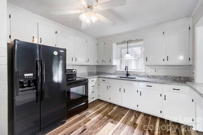 Building Photo - 221 Eden Cir