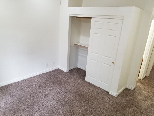 Building Photo - Westside 4 Bed, 2.75 Bath Townhouse w/Gara...