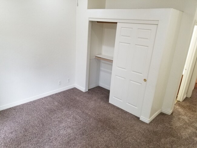 Building Photo - Westside 4 Bed, 2.75 Bath Townhouse w/Garage Next to NAU & CCC! Students OK! Avail. July 10th!