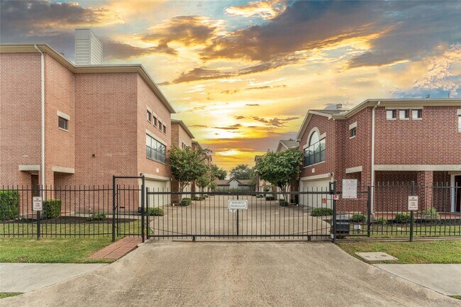Building Photo - 8666 Meadowcroft Dr