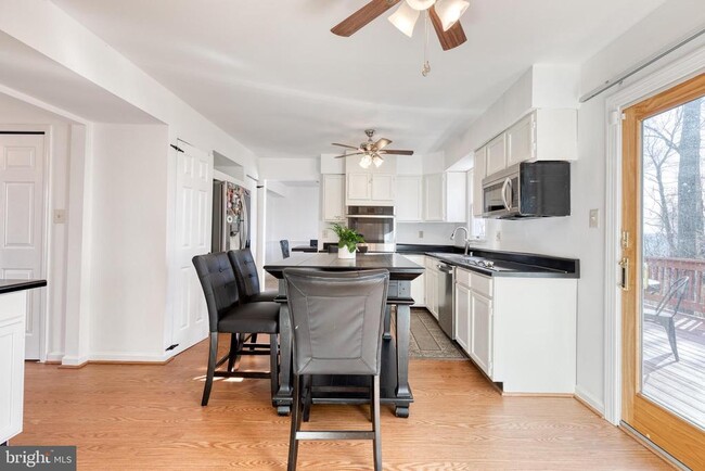 Building Photo - 10595 Blue Bell Way