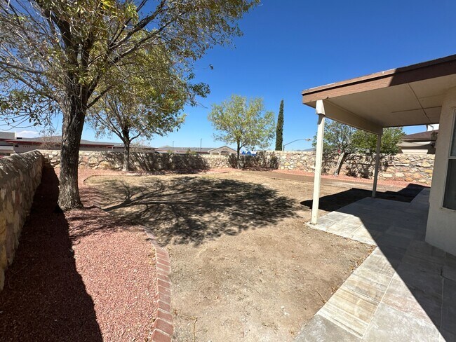 Building Photo - 7461 Plaza Redonda Dr