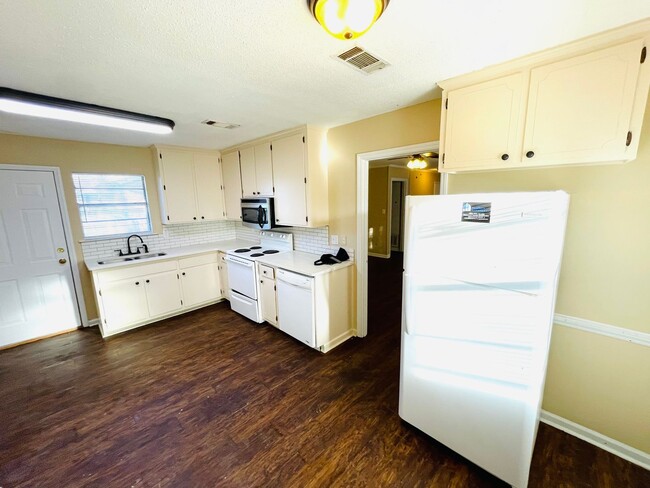 Building Photo - ** 3 Bed 2 Bath located off Wares Ferry ro...