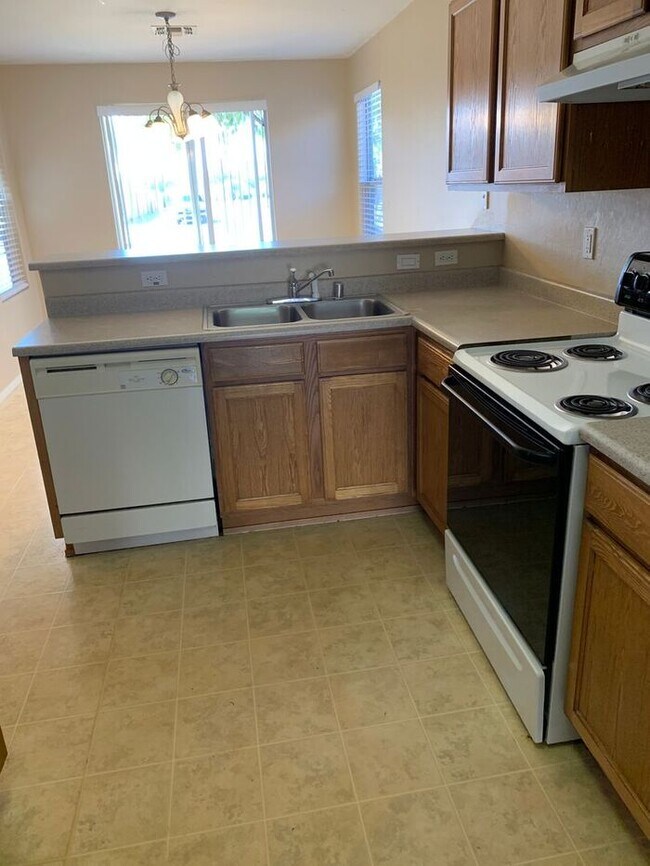 Building Photo - COMING SOON! Bright, Open Floorplan - Close to Freeways