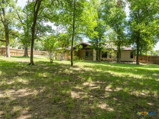 Building Photo - 1010 Woodland Bend Cir