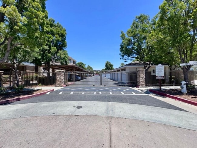 Building Photo - Upgraded 1BD/1BA Condo in Gated Temecula C...