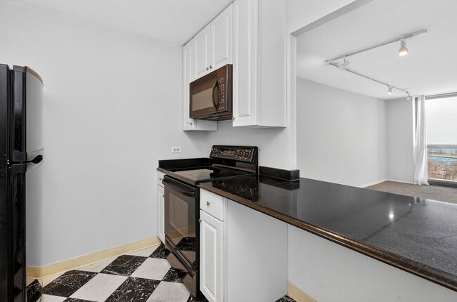 Building Photo - 2500 N Lakeview Ave