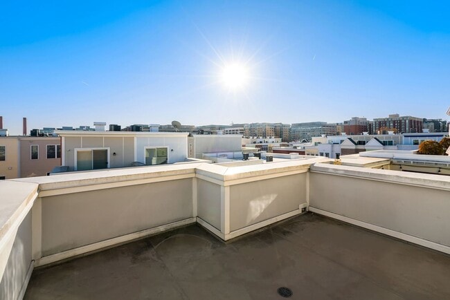 Building Photo - Charming 3 bedroom 3.5 Bathroom Row Home