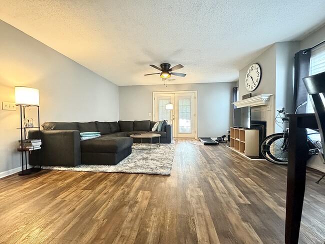 Primary Photo - 128 W Victoria Ct