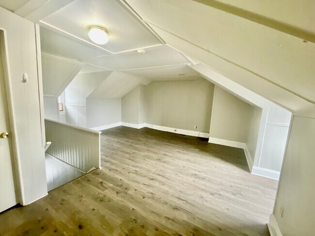 Building Photo - 3 Bed 1.5 Bath- Southside Pittsburgh PA