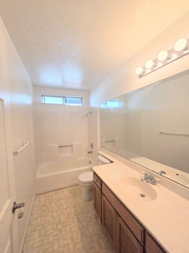 Building Photo - 3 bedroom 2 bathroom Cotati Gem