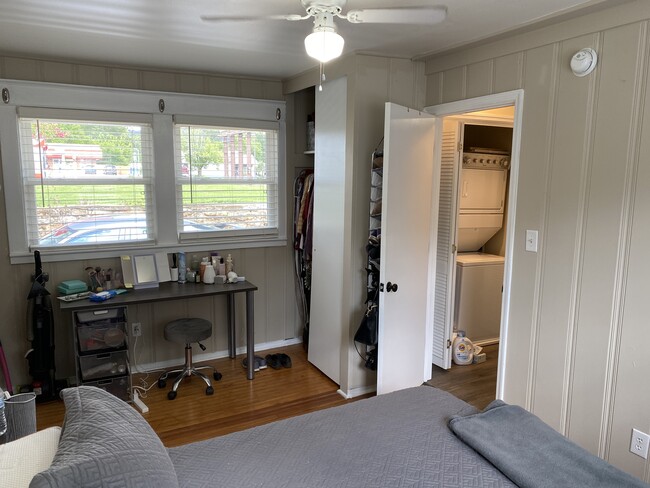 Ceiling fan, loads of natural light, 2inch PVC blinds - 604 1/2 Ward Avenue N.E.