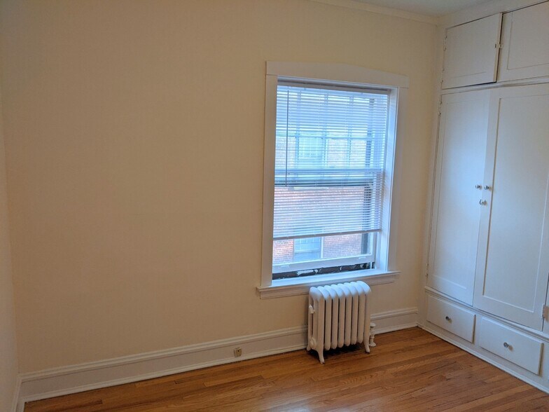 Building Photo - 731 Hinman Ave