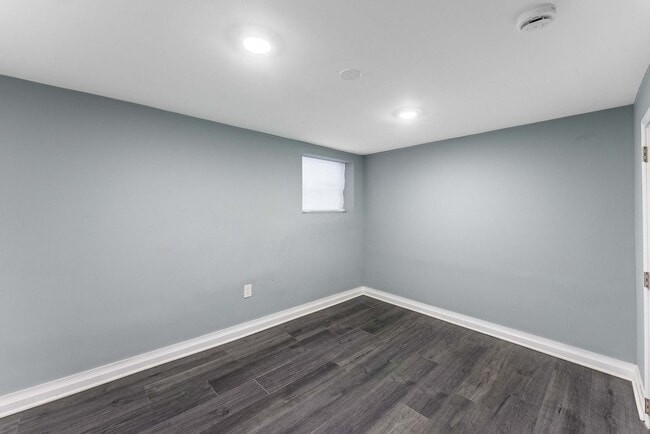 Building Photo - 1121 N Leclaire Ave
