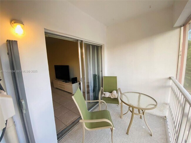 Building Photo - 1560 NE 127th St