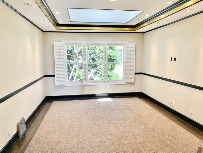 Building Photo - Castro / Mission DoloresTop Floor 2 BR Con...