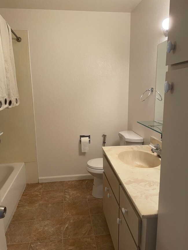 Building Photo - 2 Bedroom 1.5 bath Townhome!