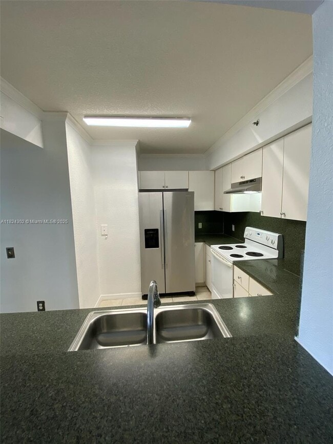 Building Photo - 9300 Fontainebleau Blvd