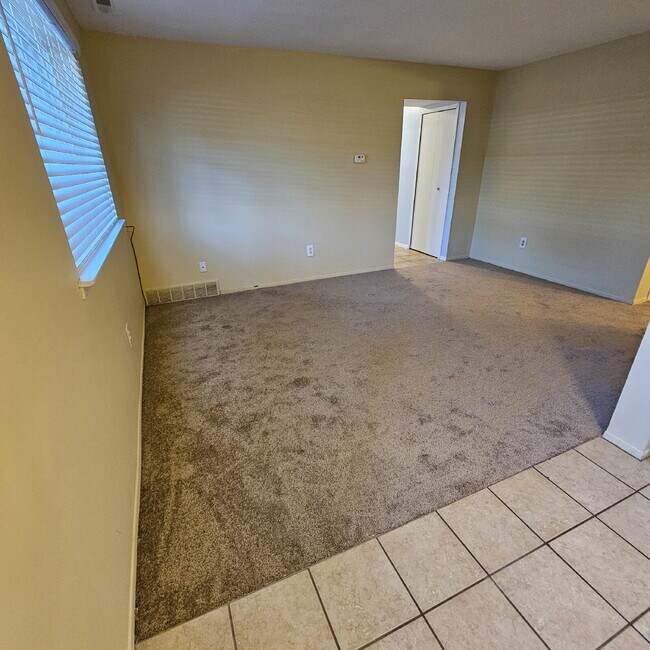 Building Photo - Nice 2 Bedroom, 1.5 Bath Condo Near Hall R...