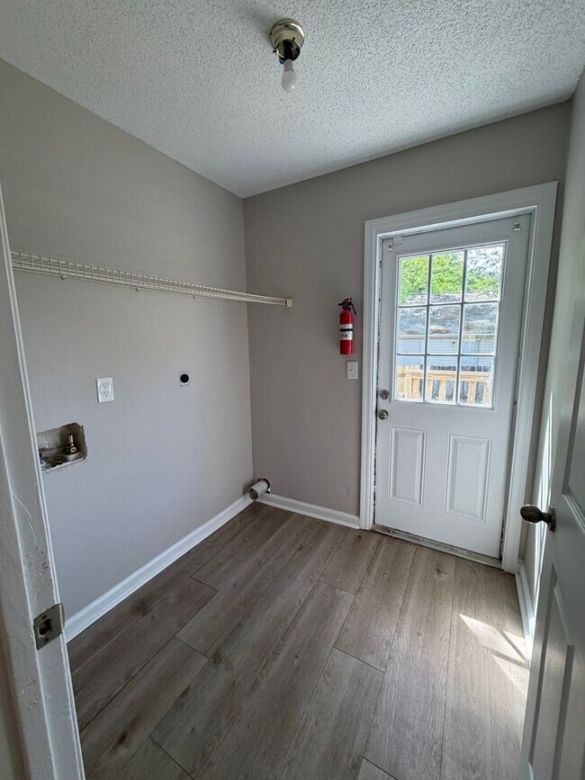 Building Photo - Gorgeous 2/2 newly renovated townhome available now!