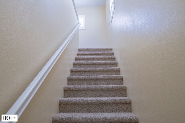 Building Photo - Lovely tri-level condo located in the gated community of Bellafina