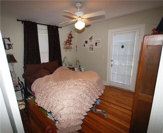 Building Photo - Large 4 Bedroom house with parking in Nort...