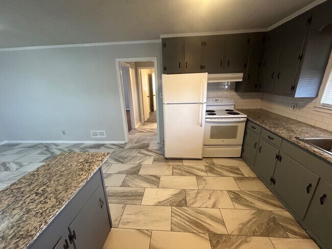 Building Photo - 3604 Hydrangea St