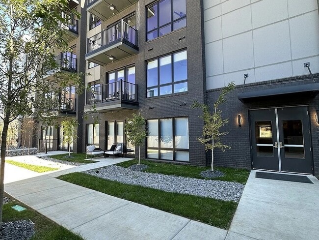 Building Photo - 303 31st Ave N