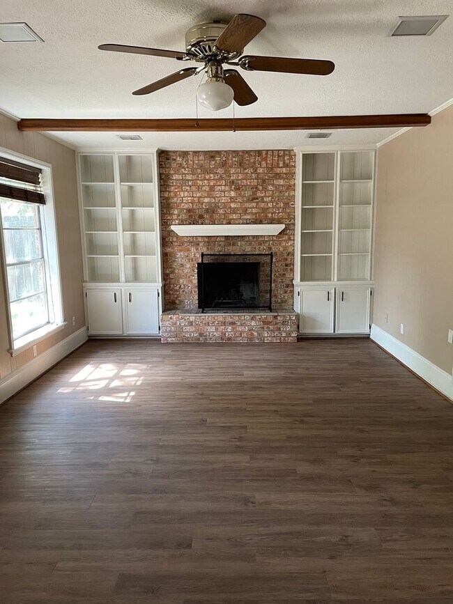 Building Photo - $1,850/mo | 3BD/2BA | Fenced Backyard, 2-Car Garage, No Carpet -- College Station, TX