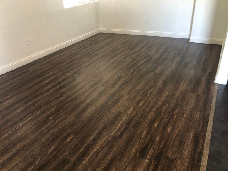 Building Photo - 3400 Cabana Dr
