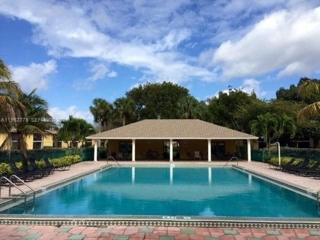 Building Photo - 105 Meadows Cir