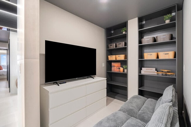 Building Photo - 8743 Thomas Dr