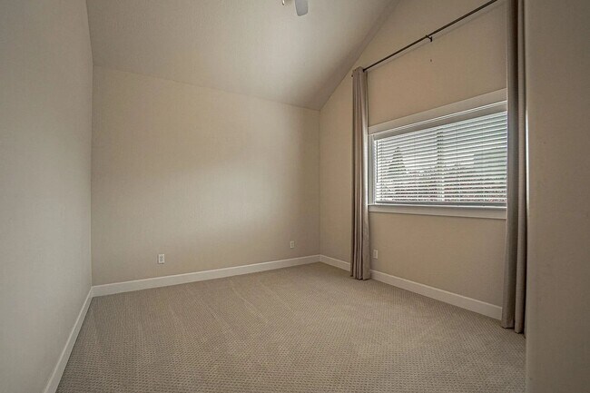 Building Photo - 3 Bedroom townhouse with stunning Ashland views! | Available Now