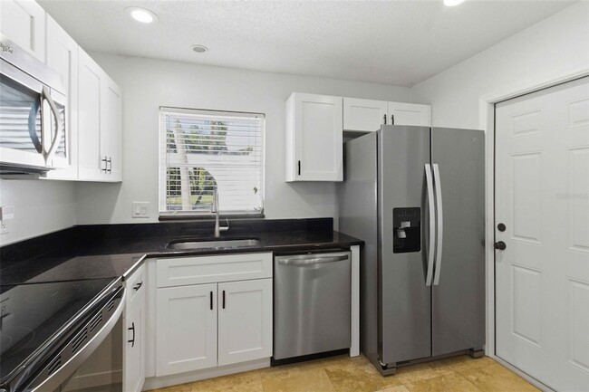 Building Photo - 5223 Shadow Lawn Dr