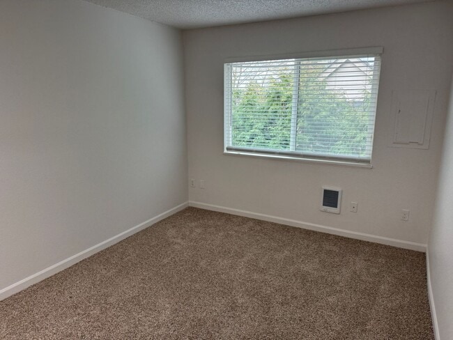 Building Photo - Better than Cool 2 bedroom in Creston-Kenilworth